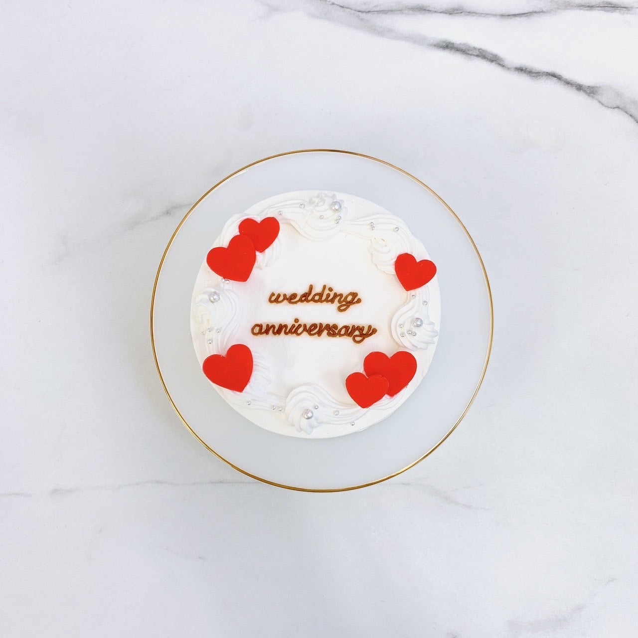 6枚のハートが際立つシンプルケーキ