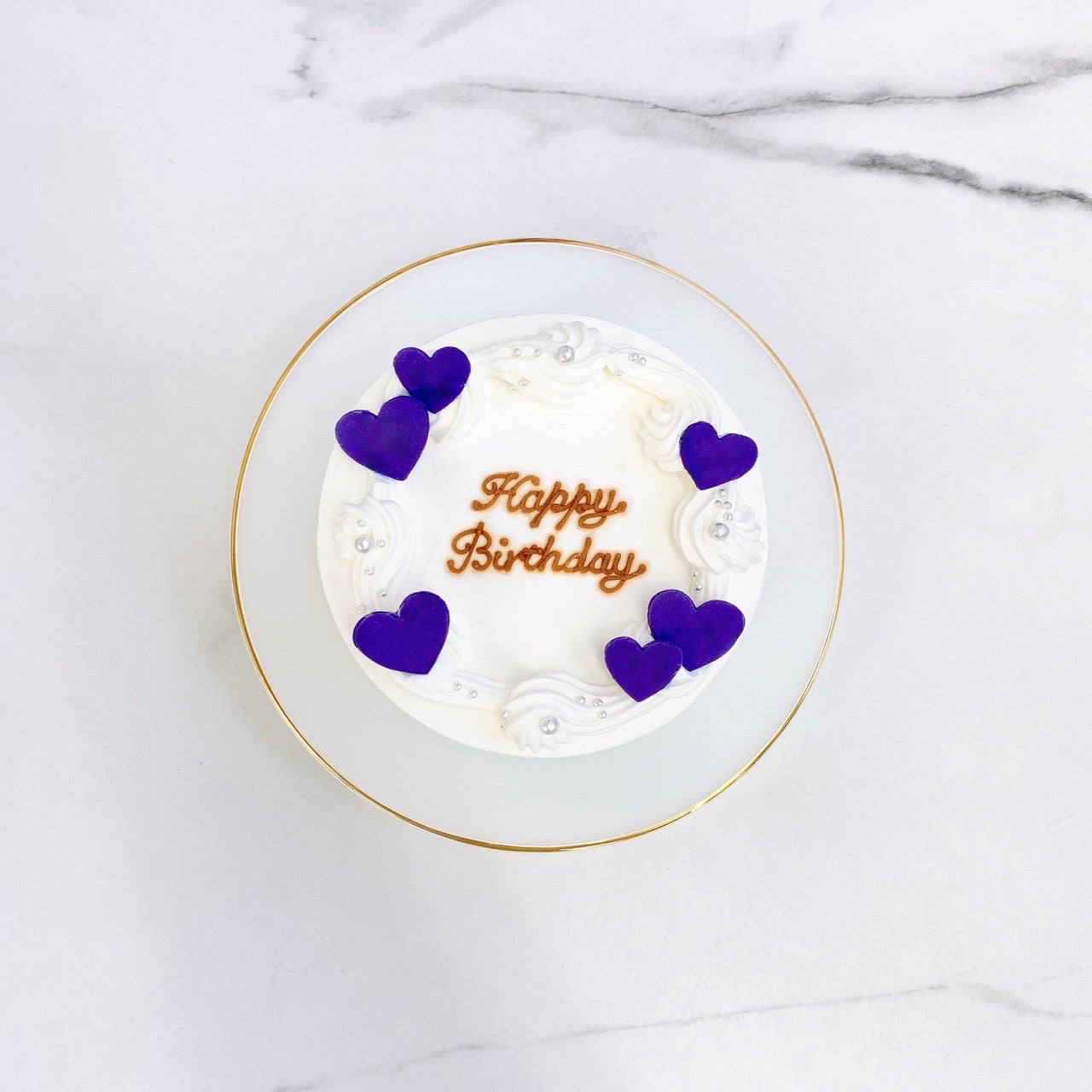 6枚のハートが際立つシンプルケーキ