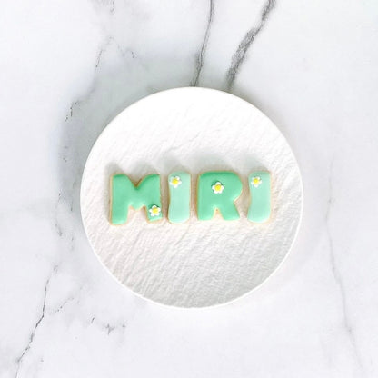 お花のワンポイント✲ アルファベットクッキー