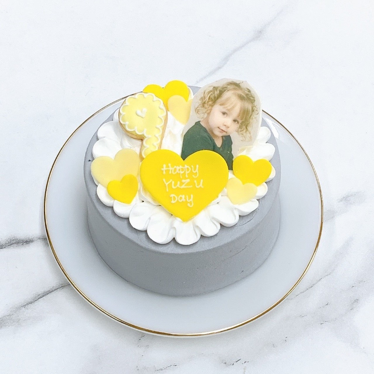 ハートトッピング写真ケーキ（グレーベース）