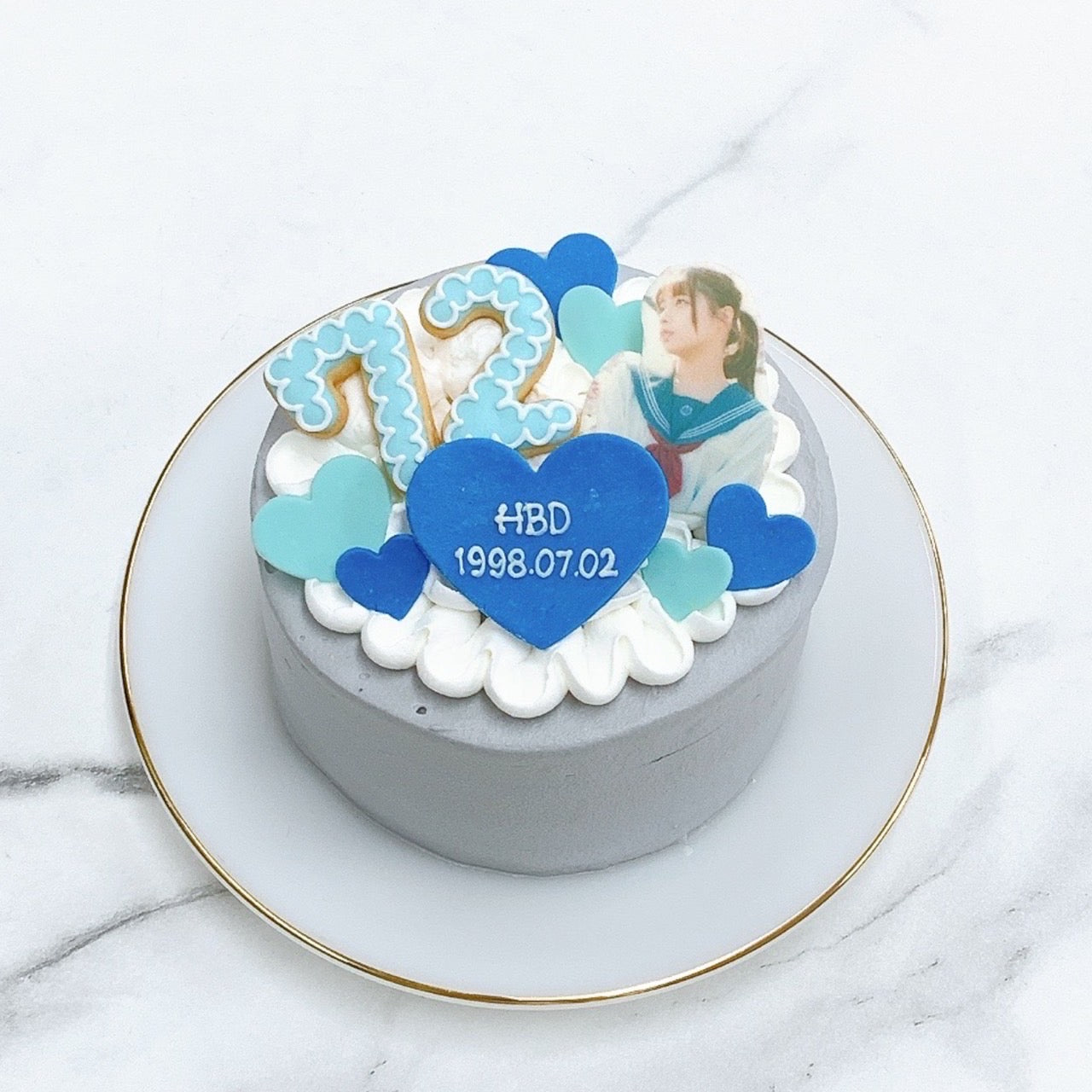 ハートトッピング写真ケーキ（グレーベース）