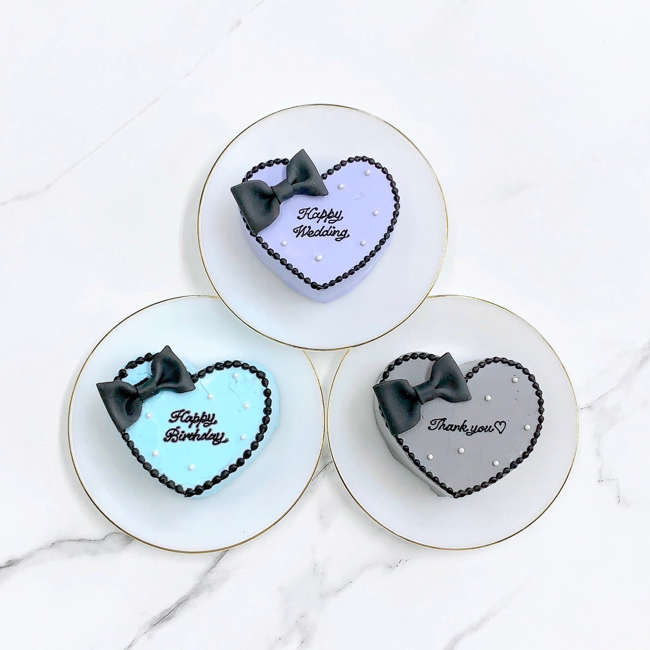 ハート型黒リボンセンイルケーキ