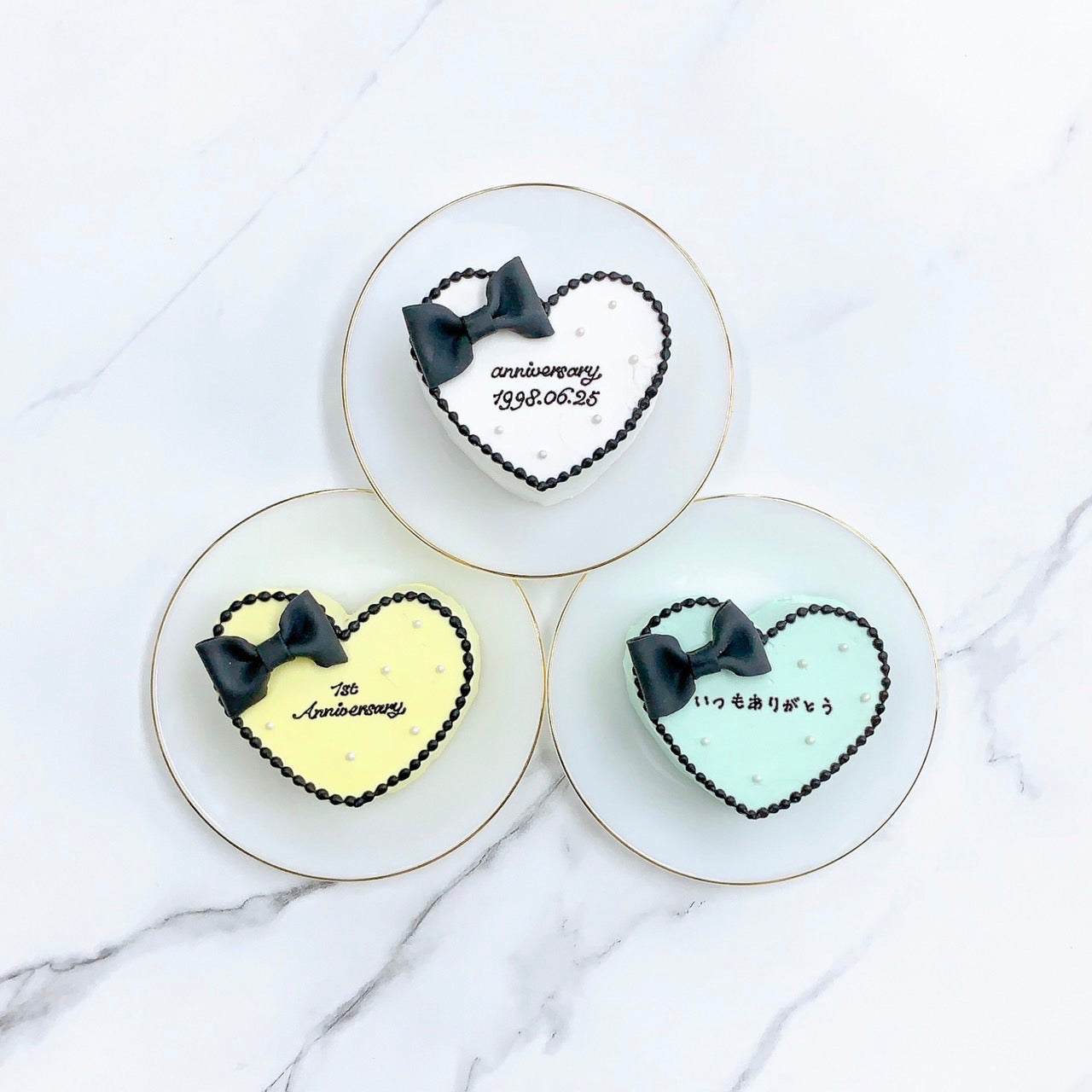 ハート型黒リボンセンイルケーキ