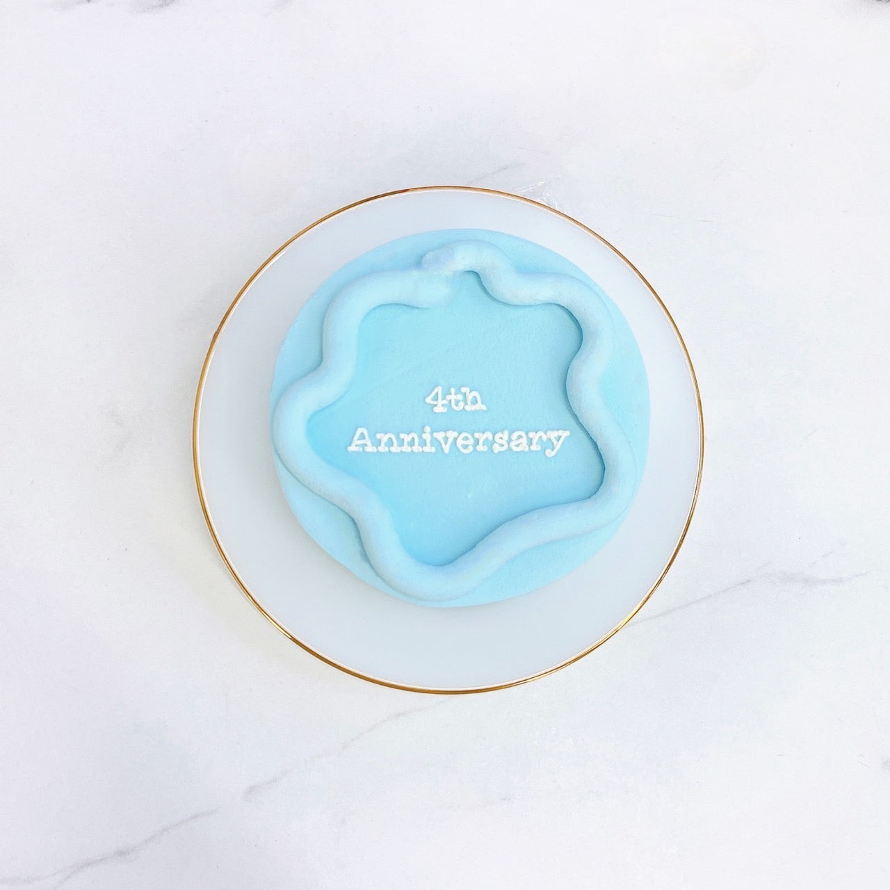 優しい色味のシンプルセンイルケーキ