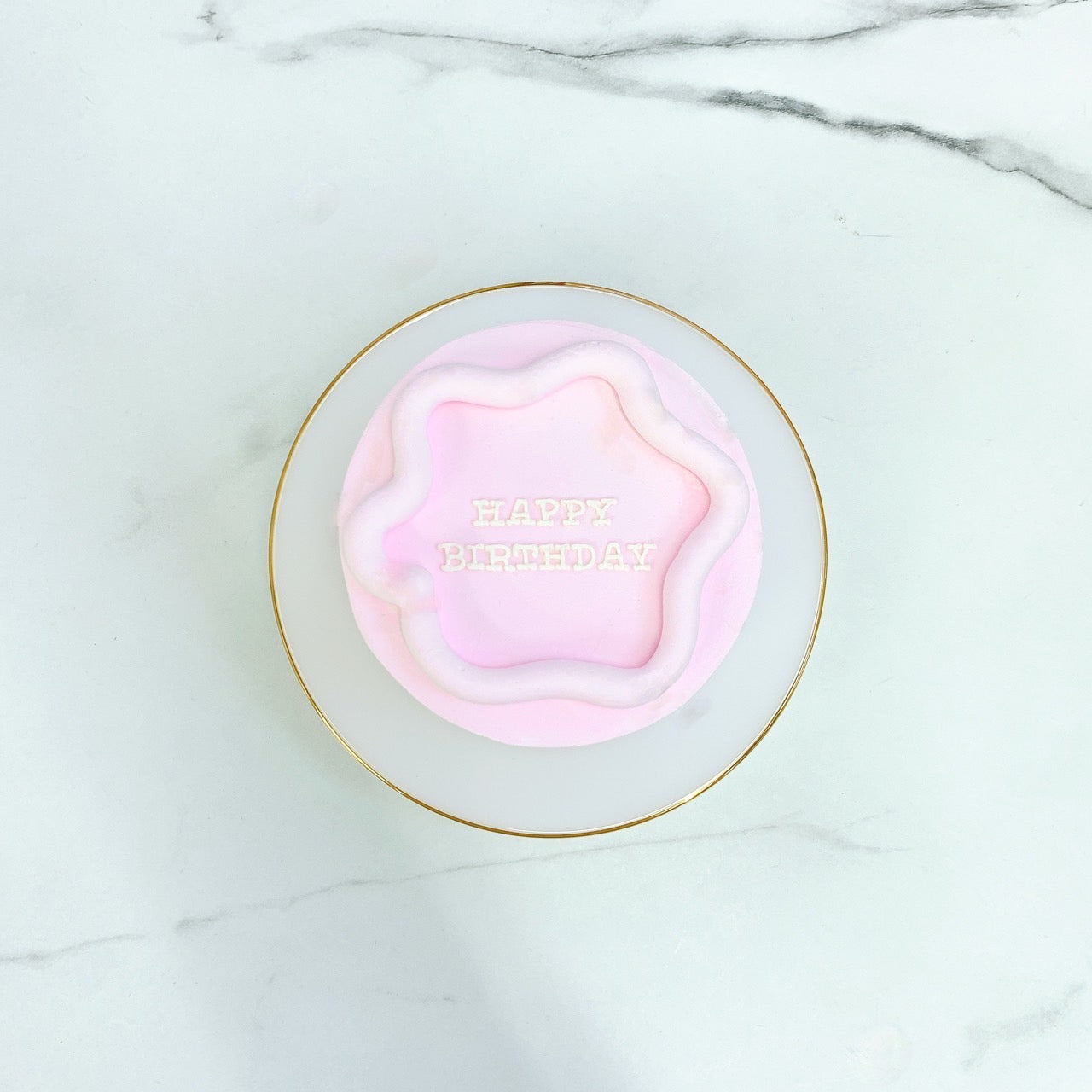 優しい色味のシンプルセンイルケーキ