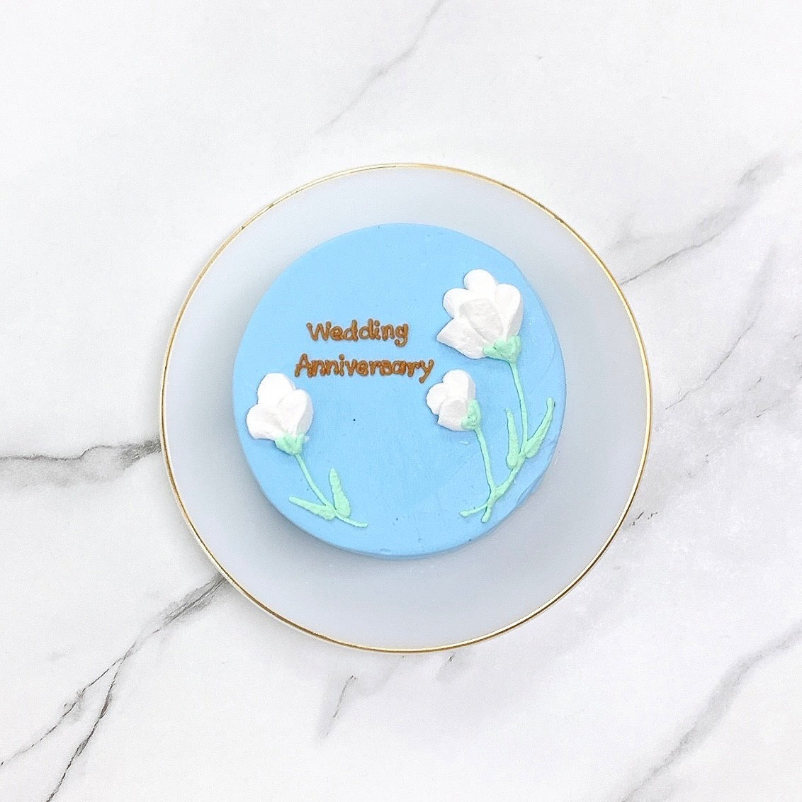 3本の白いお花のセンイルケーキ