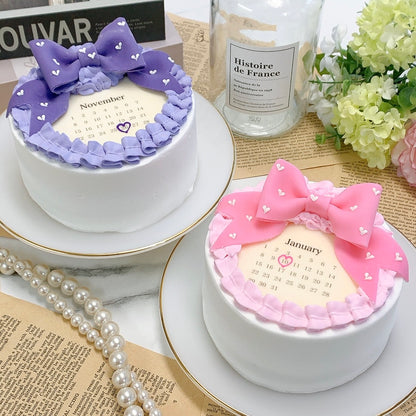 丸型カレンダー ハートドット柄リボンケーキ